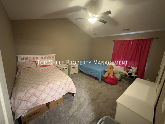 Building Photo - 332 NW Driftwood Dr