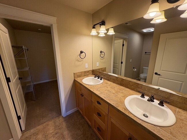 Building Photo - Beautiful 3 Bed/2.5 Bath Townhome in SE Be...