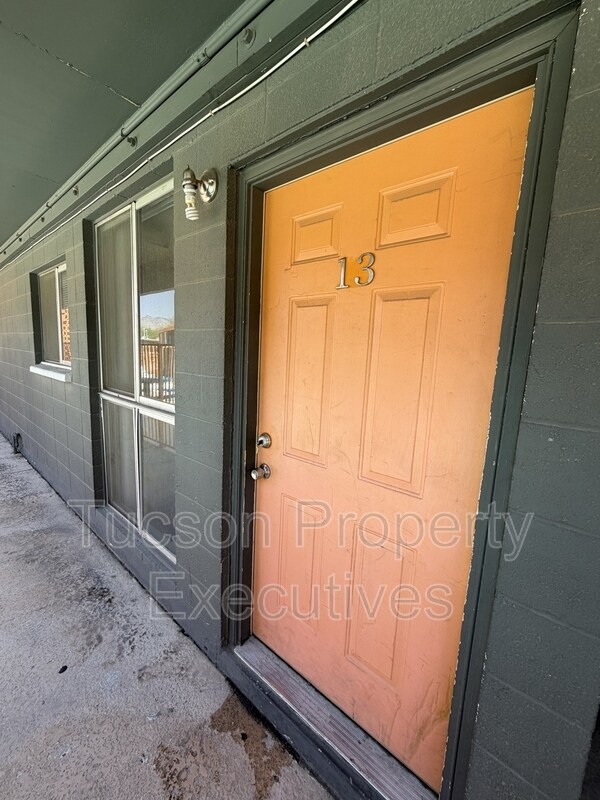 Building Photo - 5770 E 10th St
