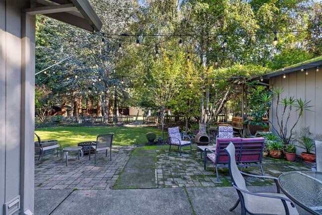 Building Photo - Charming 3-Bed / 2-Bath Retreat on Over an Acre in Sebastopol