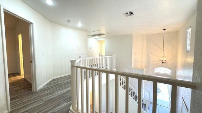 Building Photo - 10631 Streamside Ave