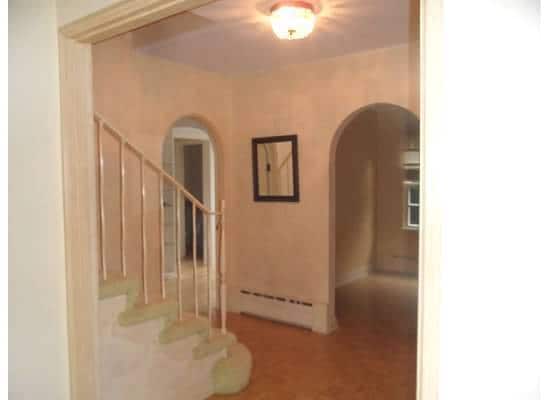 Building Photo - Broadway Hill home