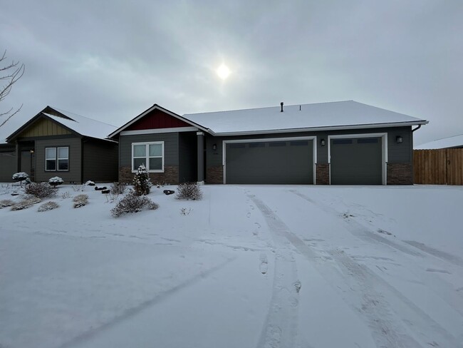 Building Photo - 3 Bedroom / 2.5 Bathroom Single Level Home...