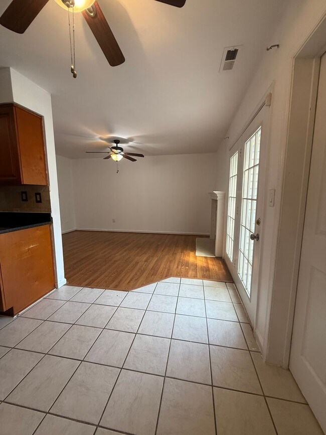Building Photo - Beautiful 3-Bedroom, 2.5-Bathroom Townhous...