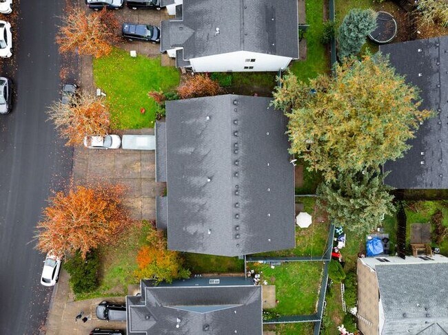 Building Photo - 3 bedroom townhouse with Garage!! Wont last! Call Now!!