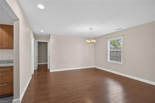 Building Photo - 5677 Rushmere Dr