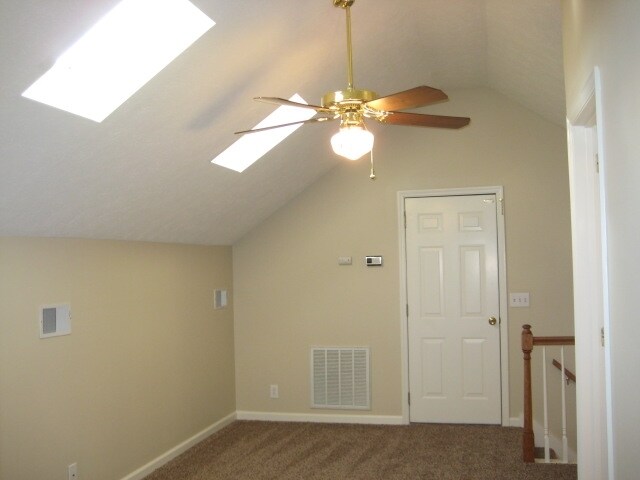 Building Photo - 1013 Victoria Ln W