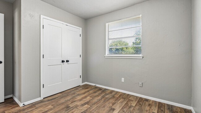 Building Photo - Charming 3 Bedroom Home +BONUS Room with Spacious Backyard
