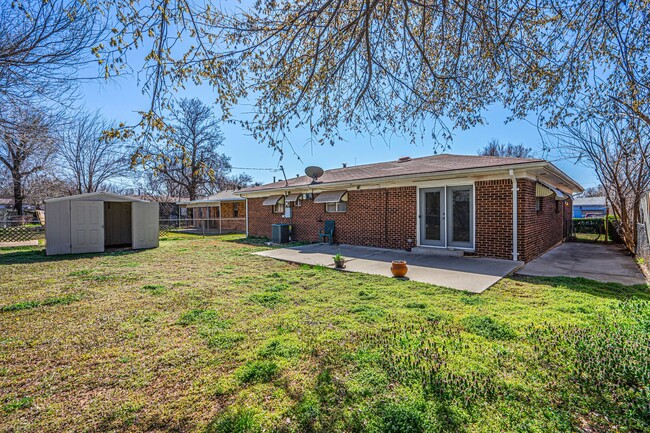 Building Photo - 4 Bedroom 1.5 Bath Home Near I-240 and I-3...
