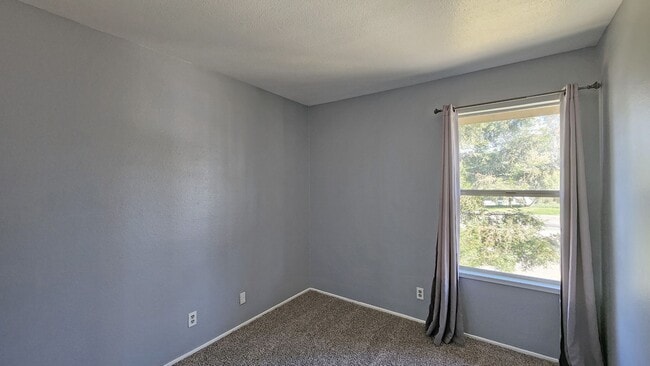 Building Photo - 422 Florin Rd