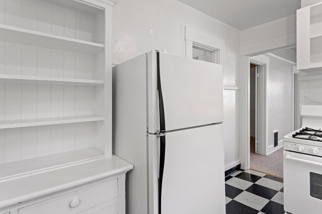 Building Photo - 1 Bedroom close to SW! Pets Ok! Walking di...