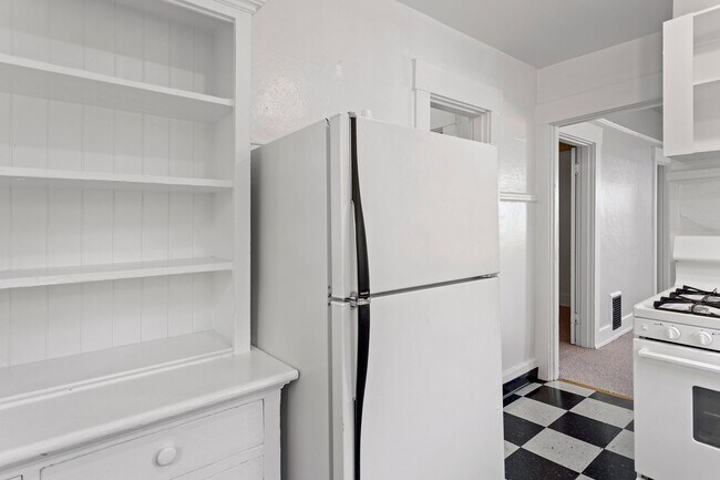 Building Photo - 1 Bedroom with den close to SW! Walking di...