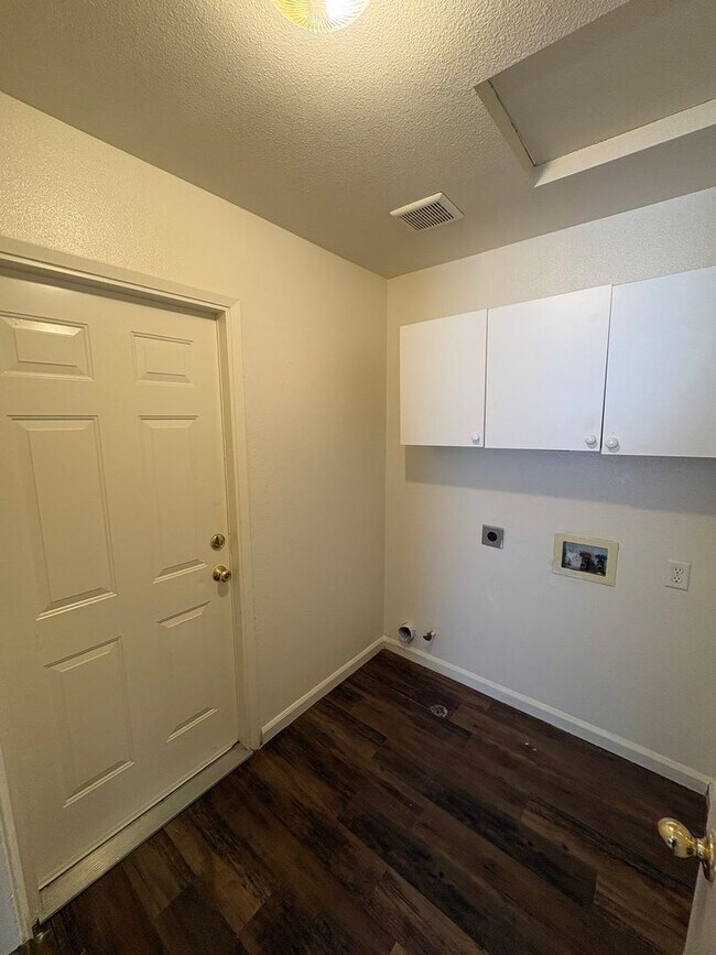 Building Photo - Cozy Home On Spacious Lot In Tulare Available Now!