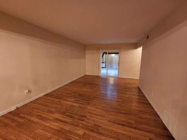 Building Photo - Two Bedroom Two Bath Condo with Pool Access