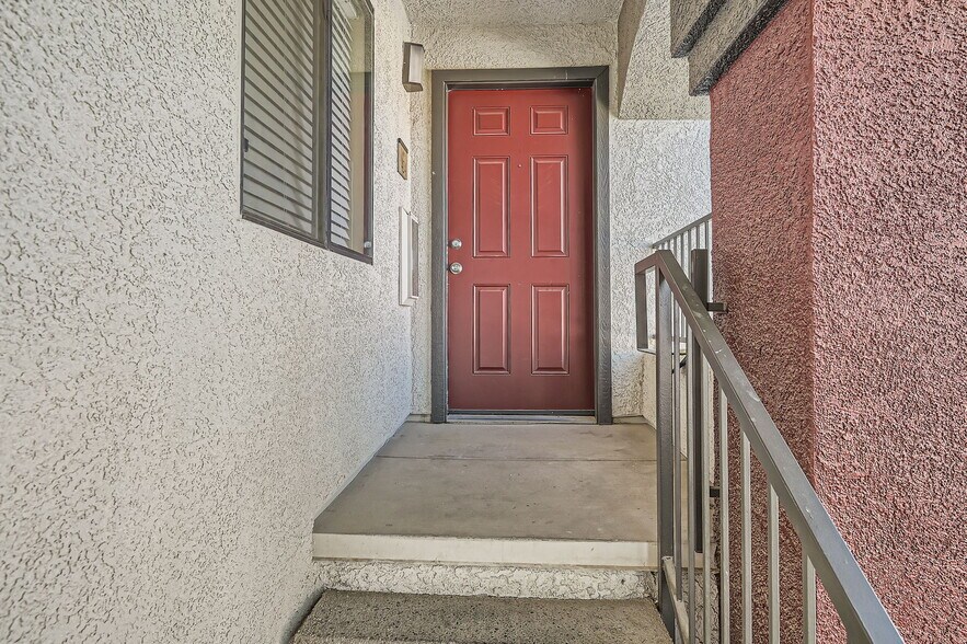 Building Photo - 950 Seven Hills Dr
