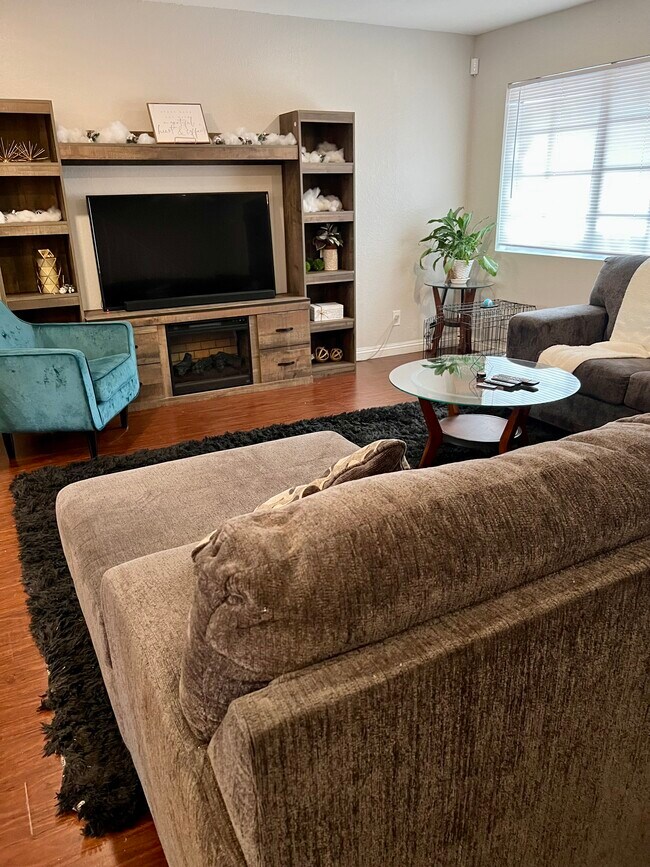 Primary Photo - 941 Elm Ave