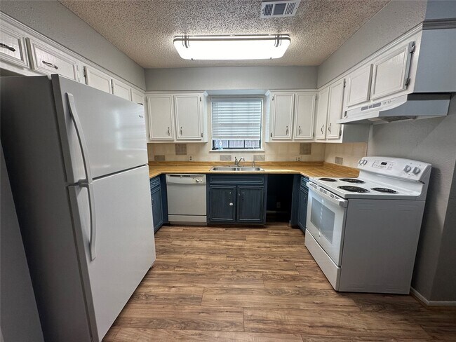 Building Photo - 10813 Scenic Dr