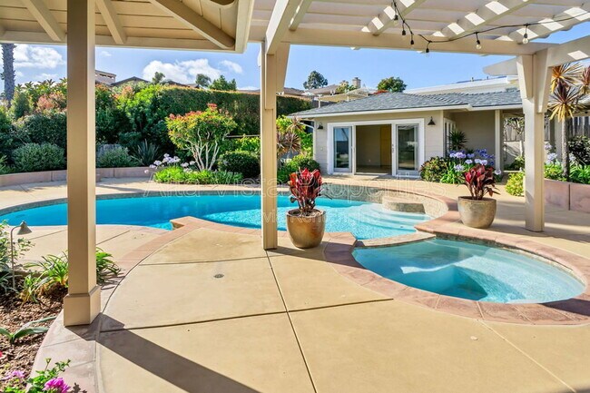 Building Photo - 5940 La Jolla Mesa Dr
