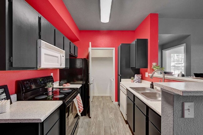 Building Photo - Ground Floor 2BD/2BA Condo in Gated Hender...