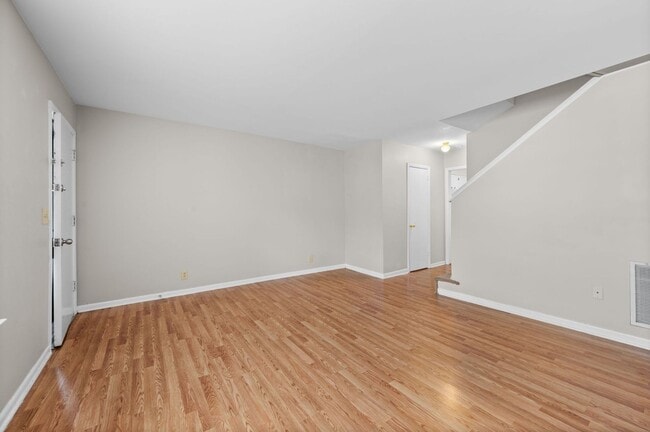 Building Photo - Awesome 2BE/1.5BA duplex in fantastic loca...