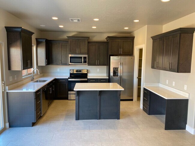 Building Photo - Newer- Red Mountain Vista Town Home