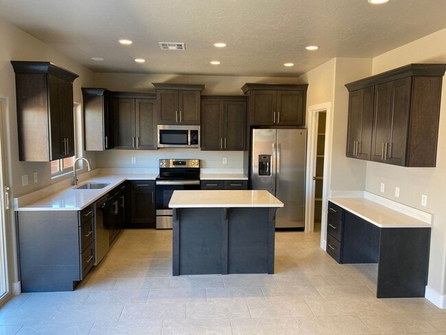 Building Photo - Red Mountain Vista Town Home, End Unit