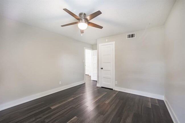 Building Photo - 4924 Mimosa Dr