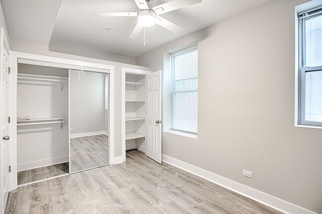 Building Photo - Beautiful 4bed/2bath GARDEN unit in Bucktown! Central Air! In-Unit Laundry!