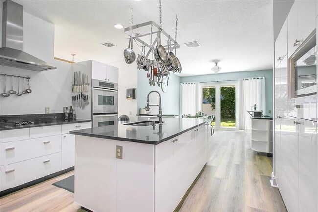 Building Photo - 8555 Abbotsbury Dr