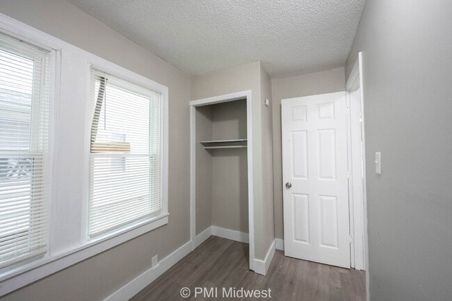 Building Photo - "Charming Urban Retreat: Cozy 1-Bedroom Ap...