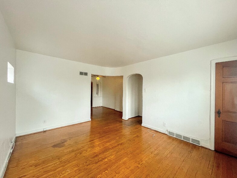 Primary Photo - 6231-6233 Eichelberger St