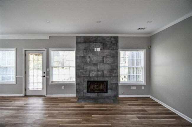 Building Photo - 3338 Sims St