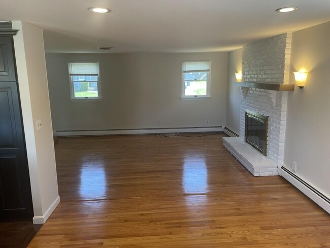 Building Photo - 5 Pine Crest Dr