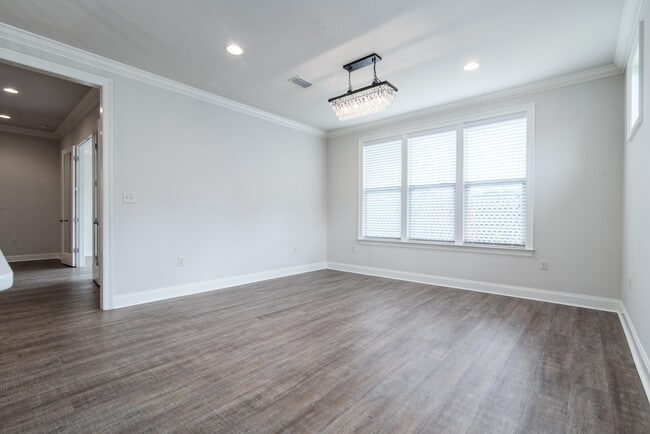 Building Photo - 718 Woods Dr