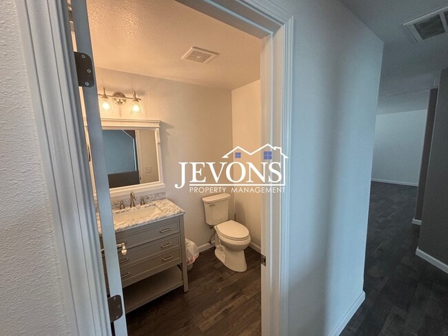 Building Photo - $500 Rent Credit - Charming 4-bedroom home with laundry and full kitchen, located near WA-17 and ...