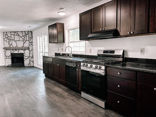 Building Photo - Spacious 4-Bed, 3-Bath Retreat on Greenhill Rd – 2000 Sq Ft of Charleston Charm!