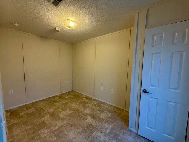 Building Photo - 3 bedroom 2 bath