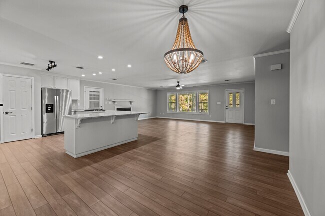 Building Photo - 105 3rd St