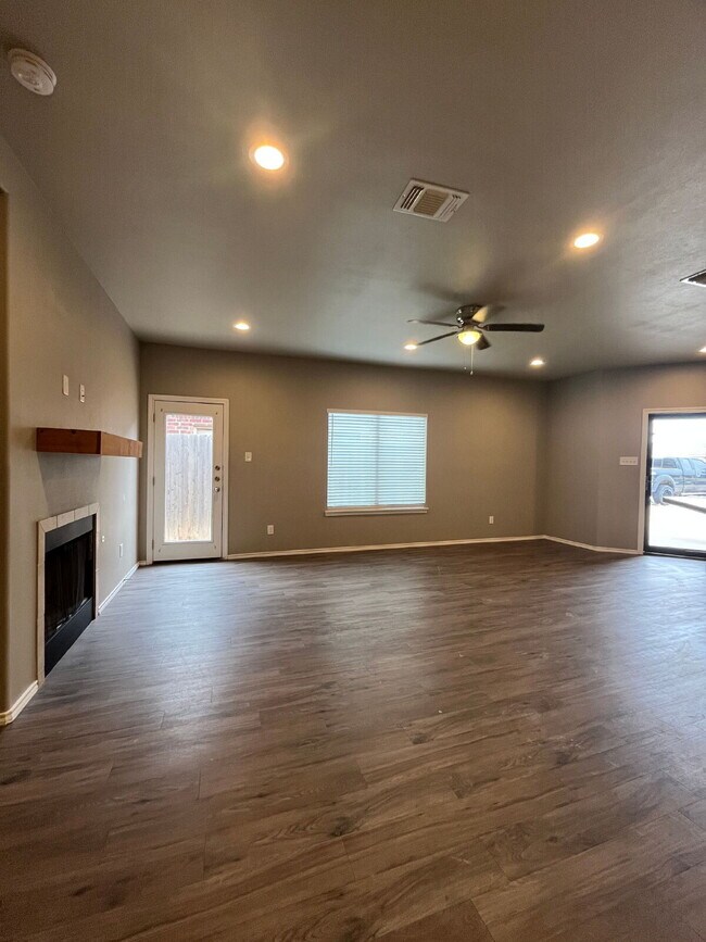 Building Photo - Spacious Duplex-3/2/2 Near Preston Manor!