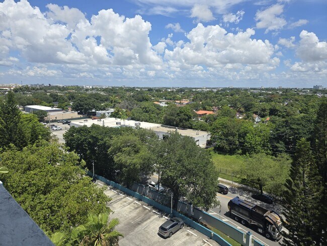 Building Photo - 1700 NW North River Dr