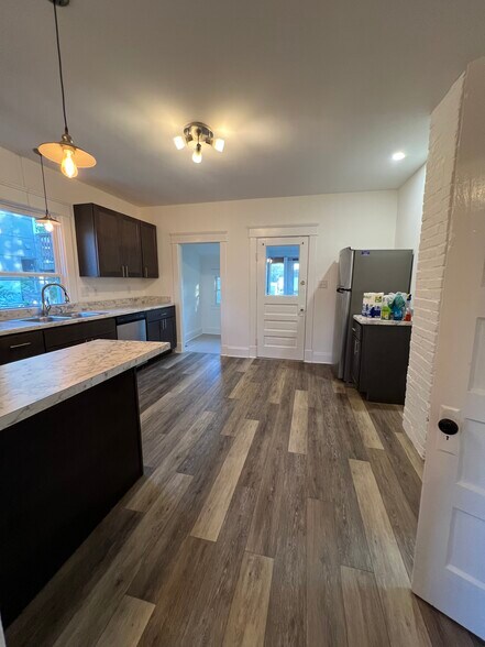 Large eat-in kitchen with island - 704 Blenheim Ave
