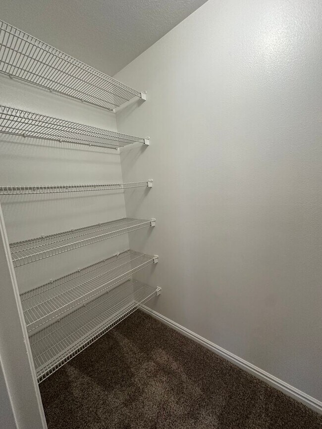 Building Photo - Condo in County Woods HOA