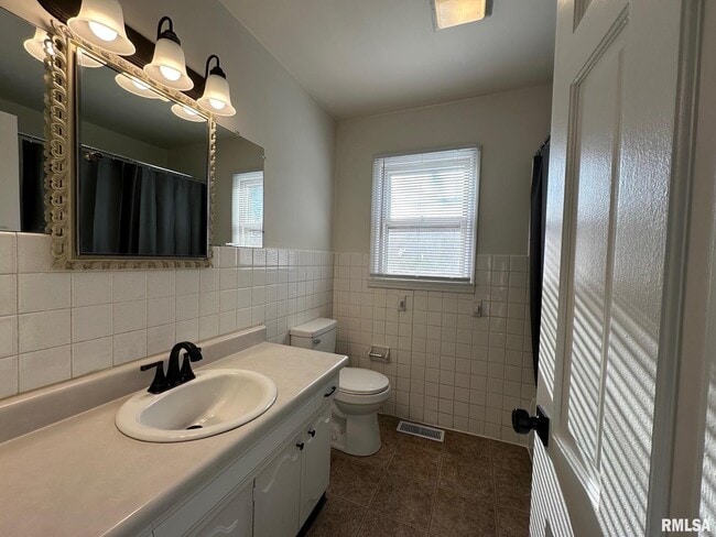 Building Photo - 2403 Lynnhaven Dr