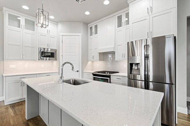 Building Photo - 23 W Arnaz St