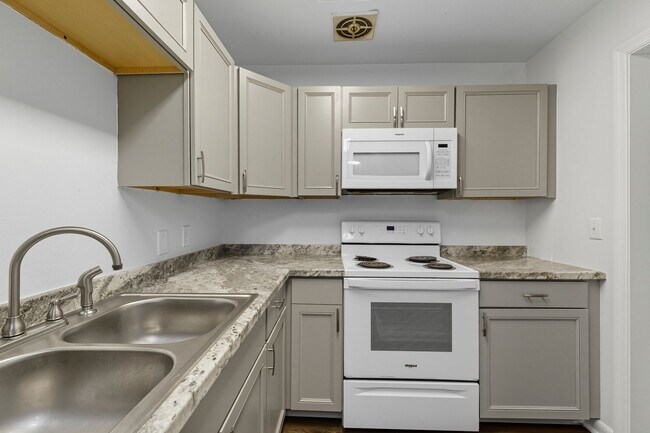 Building Photo - 1901 Dahlia Dr
