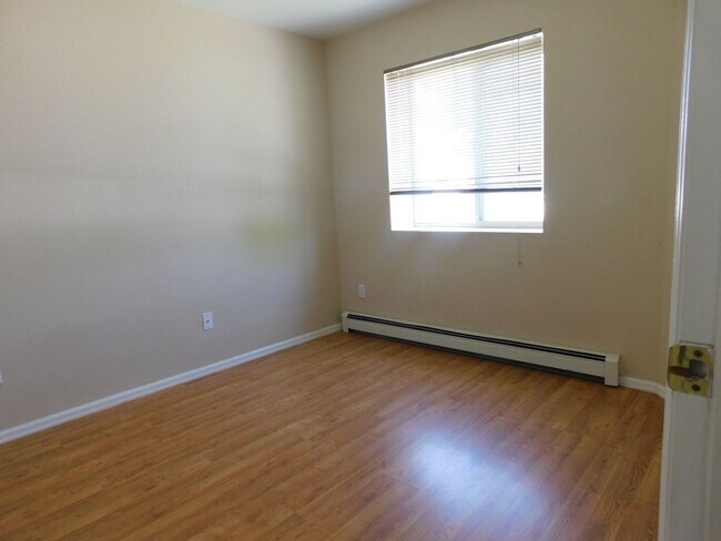 Building Photo - Easy Living in Clifton