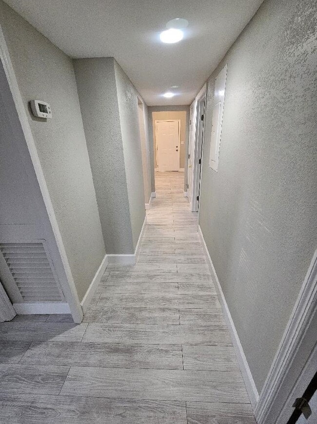 Building Photo - 703 W Veterans Dr