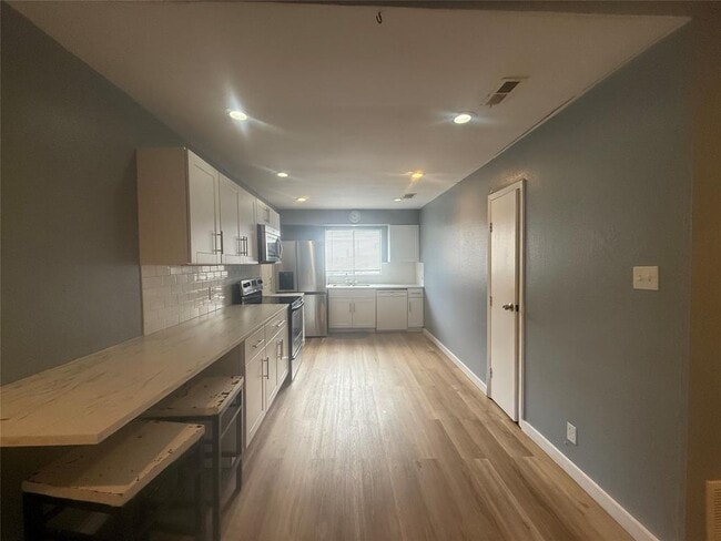 Building Photo - 1700 Royal Hill Dr