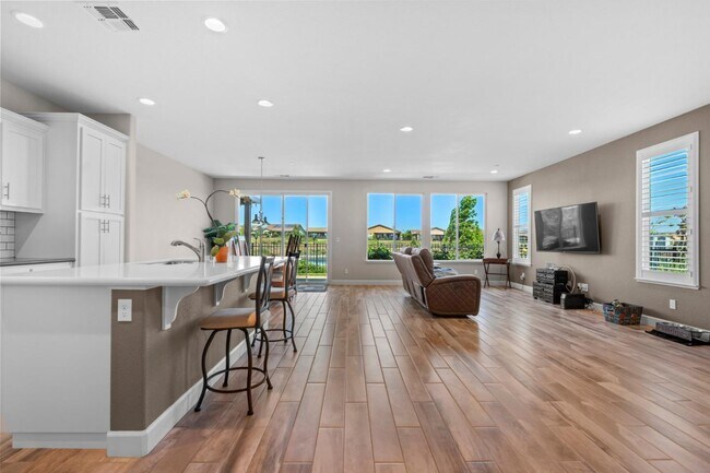 Building Photo - 377 Silver Ridge Dr