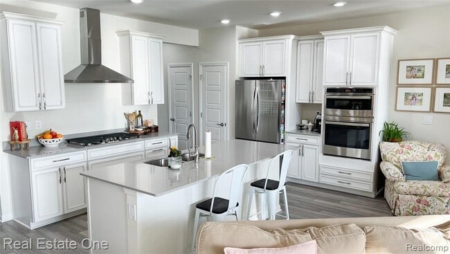 Building Photo - 4932 Glenora Dr